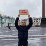 В Санкт-Петербурге задержали нашего редактора с плакатом НЕТ ВОЙНЕ