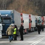 “Люди простые страдают, заработка не будет!” Десятки грузовиков не могут из-за санкций въехать из РФ в Калининградскую область